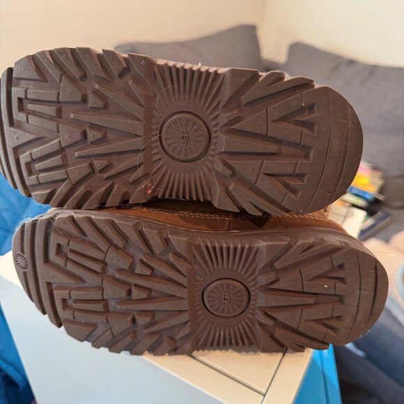 Ugg Big Kids Classic Short TrailGazer boot- Size 2 girls- Chestnut - Picture 4 of 4